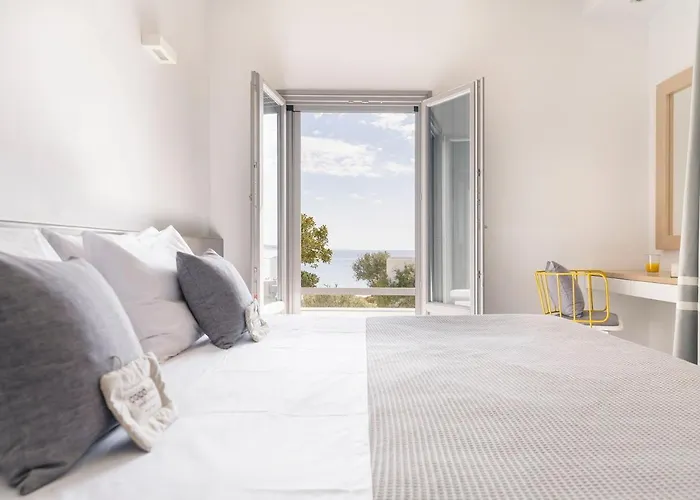 Azzuro On Faragas Aliki (Paros)