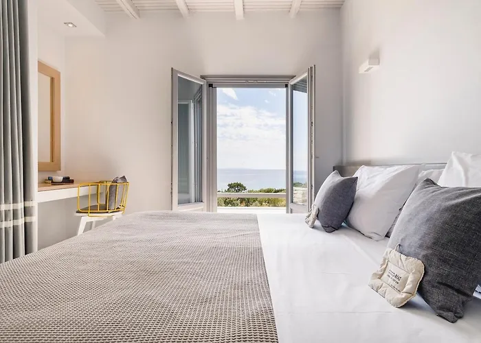 Azzuro On Faragas Aliki (Paros)